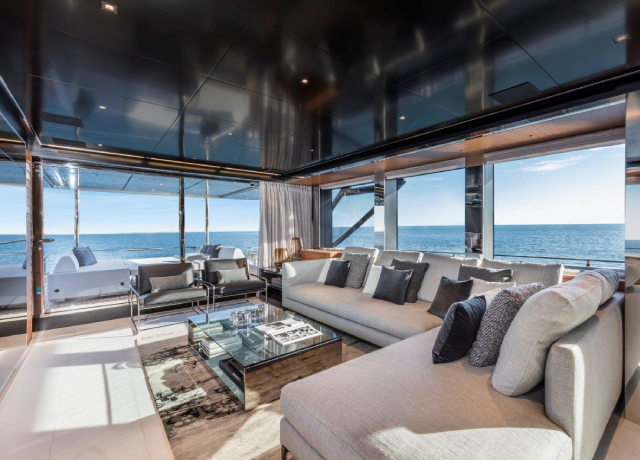 A bordo di uno yacht come in una villa sul mare: le vacanze immersi nella natura con Ferretti Group.<br />