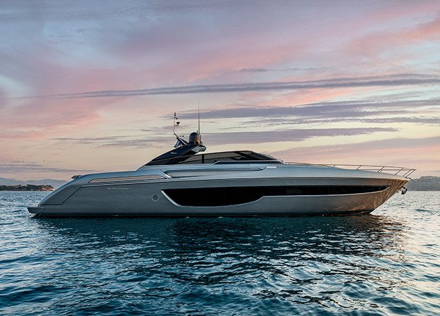  Nuevo 76’ Bahamas Super: el estilo es Riva, la tecnología es super.<br />
 