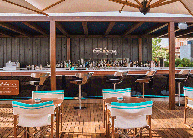 <strong>A Costa Esmeralda iluminada com a iniguável fusão de água-marinha e mogno: o Riva Lounge novamente aberto em Porto Cervo.</strong><br />
 